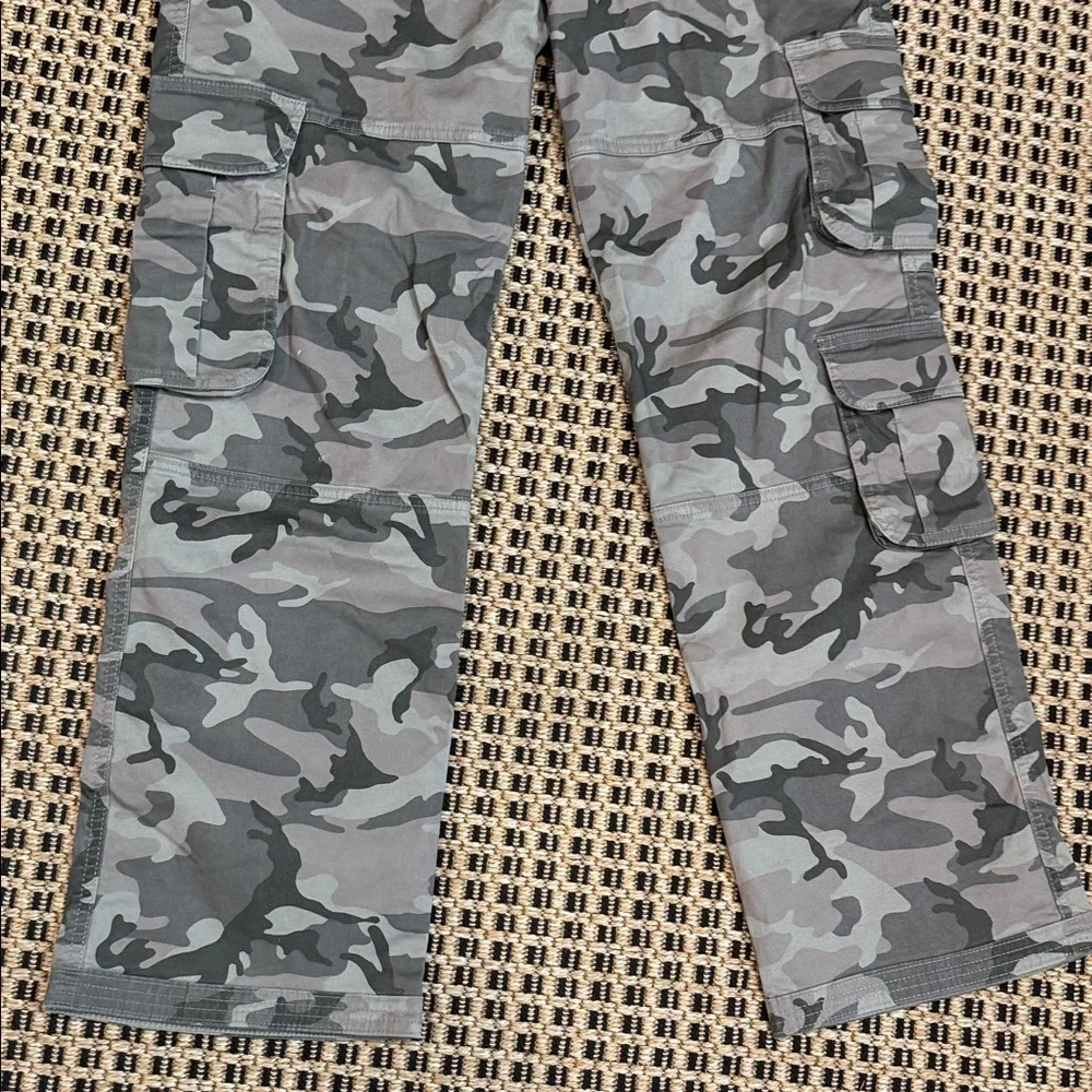 NEW! Abercrombie & Fitch Camouflage Cargo Pants - Picture 3 of 6